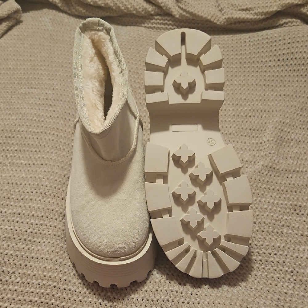 Chic Cream Fur-Lined Ankle Boots